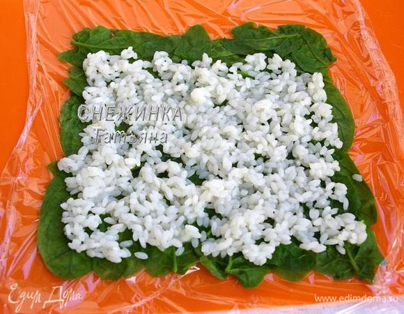 Рис промываем, отвариваем до готовности в подсоленной воде. Остужаем. Распределяем на шпинате, оставляя сверху немного свободного места.