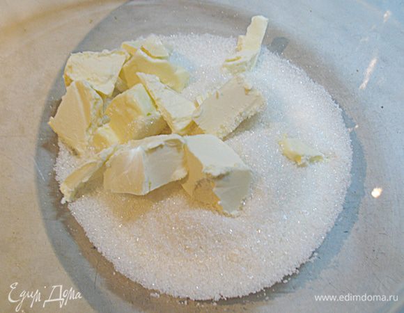 Размягченное сливочное масло взбить до воздушности с сахарам. 