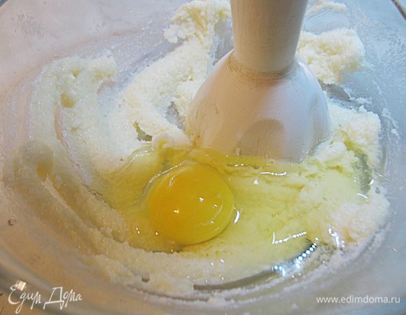 Добавить яйца и перемешать. 