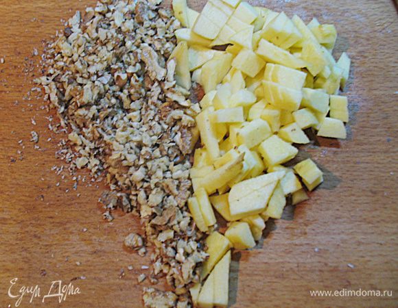 Яблоки берем небольшие. Яблоки моем, чистим, нарезаем мелким кубиком. Орехи рубим. 
