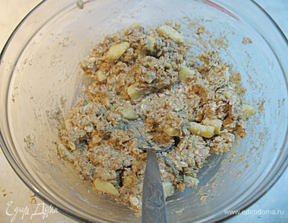 Оставить минут на 5, чтобы хлопья разбухли. Противень выстелить пергаментом и смазать. 