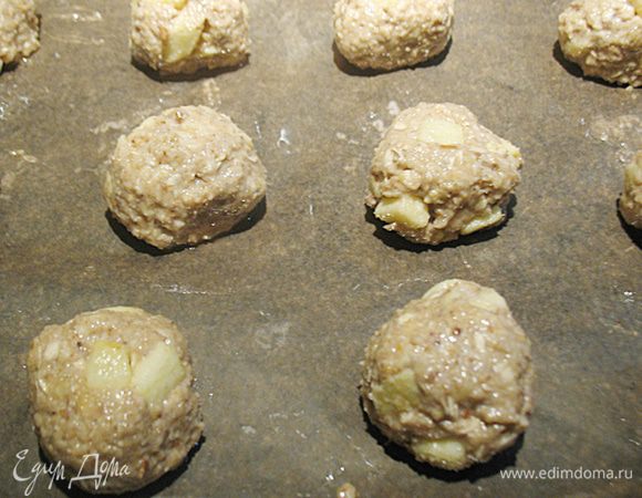 Из теста скатать шарики и выложить на противень, но можно и ложкой выкладывать (руки/ложку периодически смачивать холодной водой). 