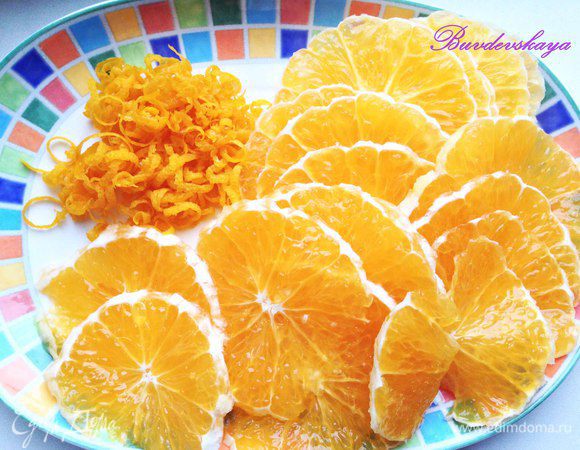 Снимите с апельсина цедру специальным ножом или натрите на мелкой терке. Очистите от слоя белой кожицы и нарежьте тонкими кружочками. Лимон нарежьте дольками.