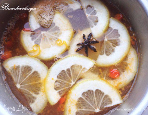 Залейте облепиху 1 л кипятка, добавьте цедру апельсина, лимон, корицу и бадьян. Перемешайте и оставьте на 5–7 минут настаиваться. Процедите облепиховую смесь в стеклянный чайник, добавьте апельсин, оставшиеся ягоды облепихи и мед. Перемешайте и подавайте к столу!