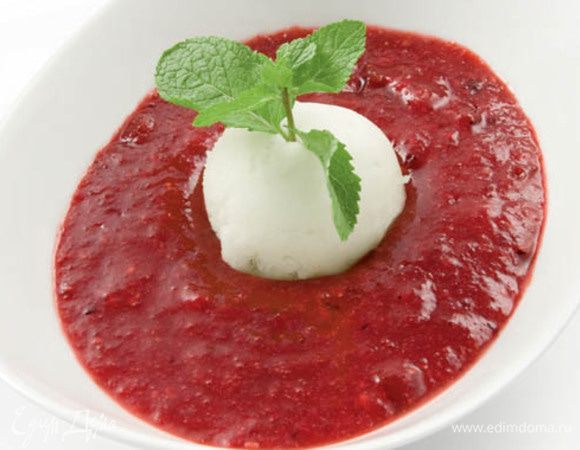 Перебираем и  тщательно промываем клубнику. Причём, мы можем смело использовать примятые ягоды, но прошу не путать примятые с подпорченными :)
