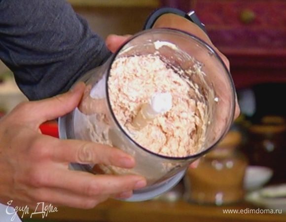 В чаше блендера соединить форель, сливочный сыр, паприку, влить оливковое масло и взбить все в однородную массу.