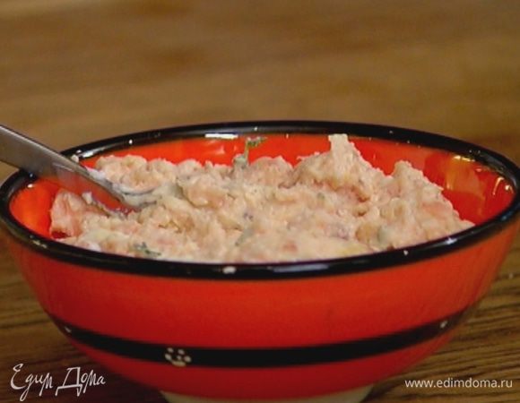 В патэ добавить цедру лимона, листья тимьяна, влить лимонный сок и перемешать.