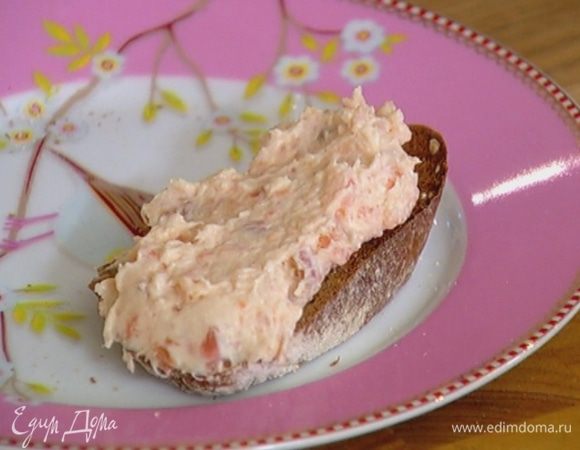 Намазать патэ на подсушенный хлеб.