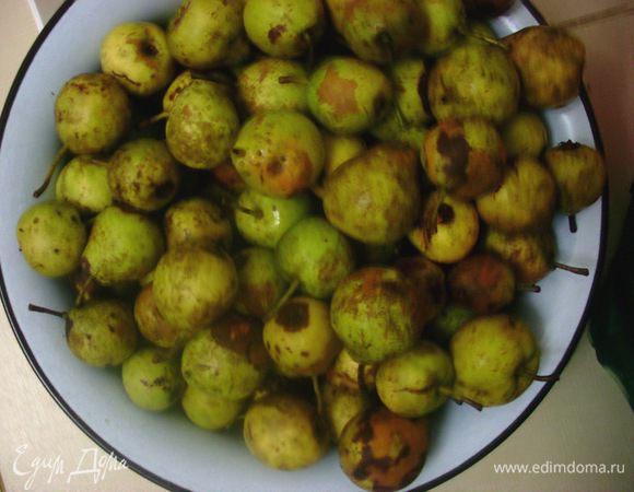 Дать грушам доспеть (чтобы они были мягкими и сладкими, но еще не начали портится). Убрать черешки и смолоть груши на мясорубке.