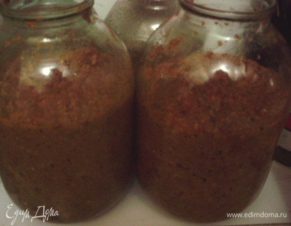 Наполнить грушевым пюре трехлитровые банки на 2/3 высоты. Прикрыть марлей от фруктовых мошек. Оставить в темном месте при комнатной температуре на 10 дней. Два раза в день помешивать деревянной лопаткой. Воду добавлять не нужно.