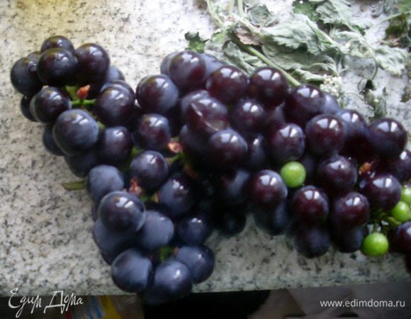 Отделить виноград от кистей и заполнить ягодами литровую бутылку.