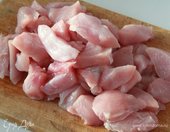 Индюшатину порезать на средней величины кусочки.