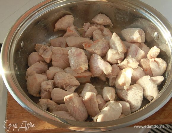 Обжарить до образования золотистой корочки на 2 ст.л. масла (я делала на растительном), затем убрать.