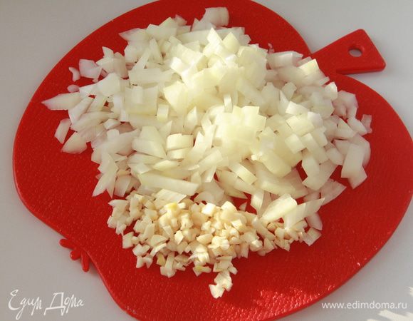 Лук и чеснок почистить и мелко нарезать.