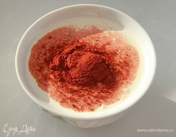 Сливки соединить с паприкой.