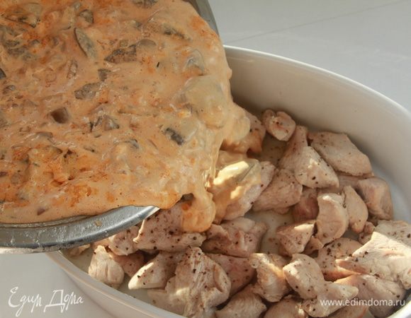 К мясу добавить грибную смесь.