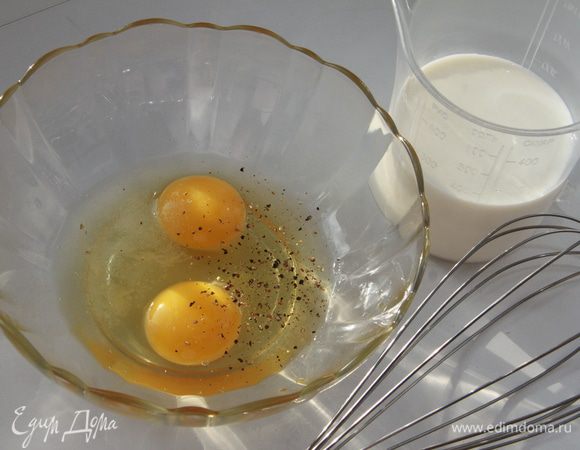 Яйца соединить с молоком, добавить мускатный орех.