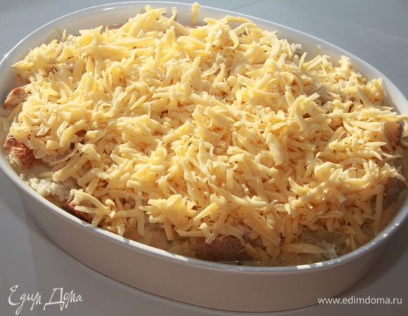 Сыр натереть на тёрке, посыпать сверху.   