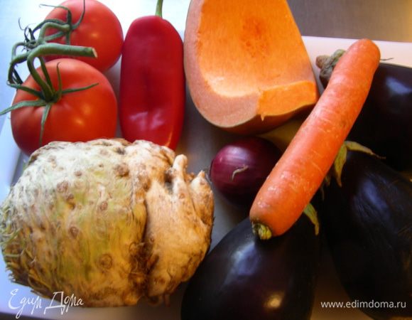 Вот примерный набор овощей для этого супа (я не все использовала: только кусочек корня сельдерея и 2 баклажана).
