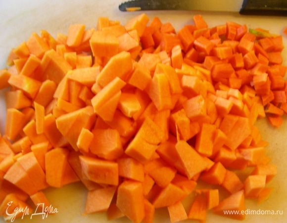Все овощи режем кубиком. Тыкву и морковь.
