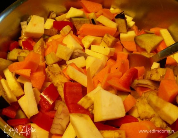 Лук и чеснок мелко рубим и обжариваем несколько минут на оливковом масле. Затем добавляем овощи и готовим еще минут 5. 
