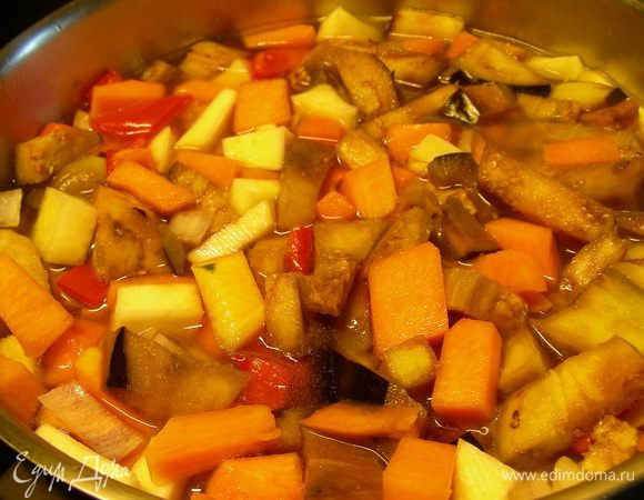 Вливаем овощной бульон и готовим на среднем огне до мягкости овощей минут 20-25. 
