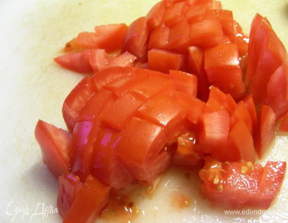 Помидоры режем кубиками и добавляем в суп. Готовим еще пару минут и снимаем суп с огня. 
