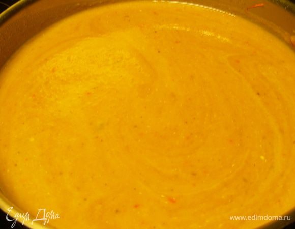 Блендером превращаем суп в пюре. Вливаем сливки. Солим, перчим по вкусу. Прогреваем его на медленном огне.
