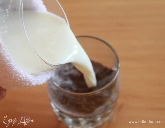 Черёмуховую муку заварить горячим молоком. Оставить остывать.