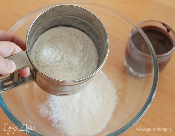 Пшеничную муку просеять.