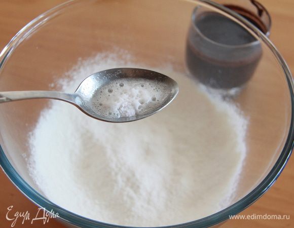 Добавить в муку гашёную соду. 