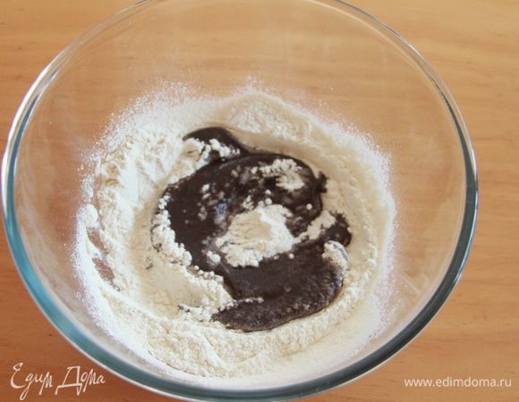 Соединить муку и остывшую черёмуховую смесь.