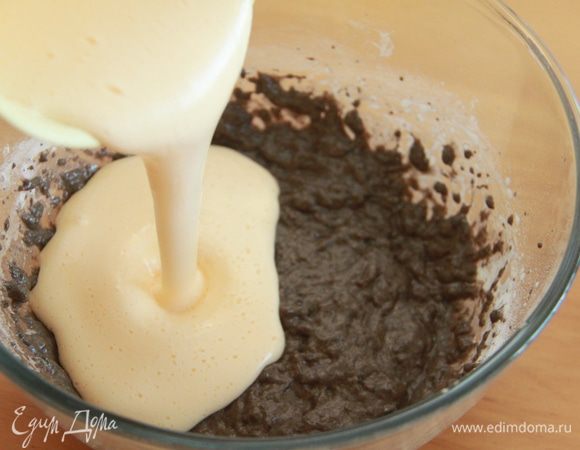 Яичную смесь добавить к мучной. Аккуратно перемешать.