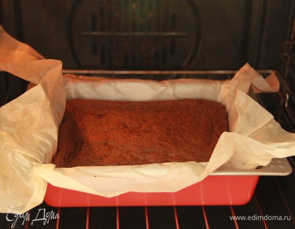 Тесто вылить в форму. Выпекать при 180*С примерно 30-40 минут (зависит от вашей духовки и от высоты формы). После выпечки дать время остыть бисквиту, затем разрезать на 3-4 коржа.