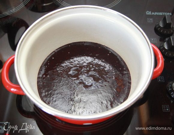 Пока коржи выпекаются и остывают, займёмся кремом для торта. Чернику с сахаром пюрировать в блендере. Максимально нагреть, но не кипятить. 