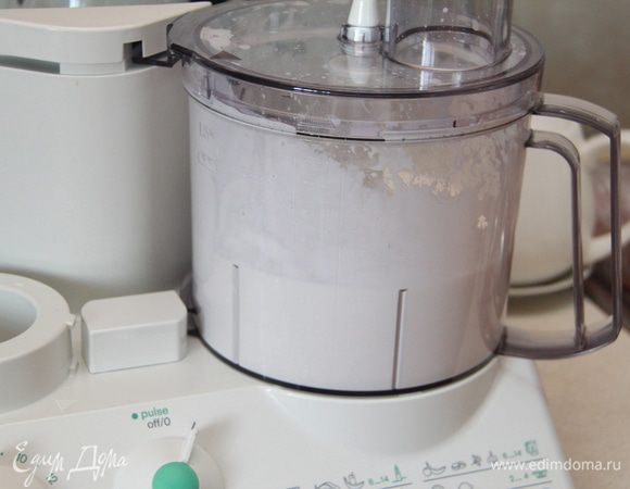 Сливки взбить до увеличения в объёме.