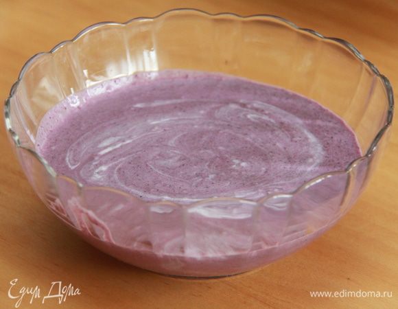 Ввести предварительно замоченный желатин, затем соединить с черничным пюре.