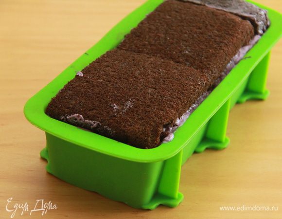 После застывания шоколада можно приступать к сборке торта. Обмазать шоколадный слой чернично-сливочным кремом, выложить верхний корж вниз, затем слой крема, и.д. до окончания всех коржей и крема. Верхним будет нижний корж. Торт поставить в холодильник на 3 часа.