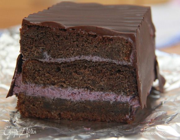 Через указанное время достаём торт, аккуратно освобождаем от формы. Сделать это бывает не легко, зависит от формы и от толщины шоколадного слоя. Чтобы подстраховаться, можно торт поставить в морозилку на полчаса, тогда его выемка из формы пройдёт без существенных потерь для внешнего вида торта. Итак, черёмуховый торт в шоколадной глазури с чернично-сливочным кремом готов! Приглашаю всех отведать это праздничное лакомство!!!