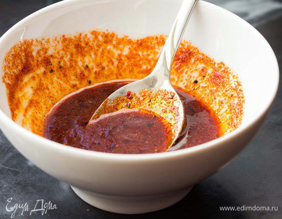 Первым делом подготовим маринад. Для этого в миске смешиваем масло, соевый соус, паприку, чеснок и табаско. Надо дать постоять 5-10 минут, чтобы паприка и чеснок разбухли. 