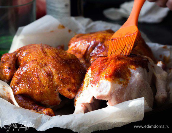 Цыплят укладываем в форму, я предварительно застелила его пекарской бумагой, но это не обязательно. Цыплят сначала кладем спинкой вверх, щедро смазываем каждого цыпленка ⅔ маринада. Если маринада будет не хватать лучше сделать ещё. 