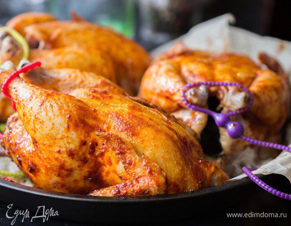 Связываем цыпам ножки плотно прижав к друг другу. Я использую силиконовые завязки, можно взять кулинарную нить. Ставим в духовку на 220С на 10 минут. Затем достаем их переворачиваем и намазываем оставшимся маринадом. Опять же, если вам его не хватает, лучше сделать, ещё чем пытаться распределить то, что осталось. Снова отправляем в духовку на 30-40 минут. На последние 5 минут можно включить функцию гриль. Проверяйте готовность слегка надрезав в области бедра или ноги ближе к кости. Если сок розоватый, оставьте их ещё потомиться в духовке, если сок прозрачный можно доставать. 