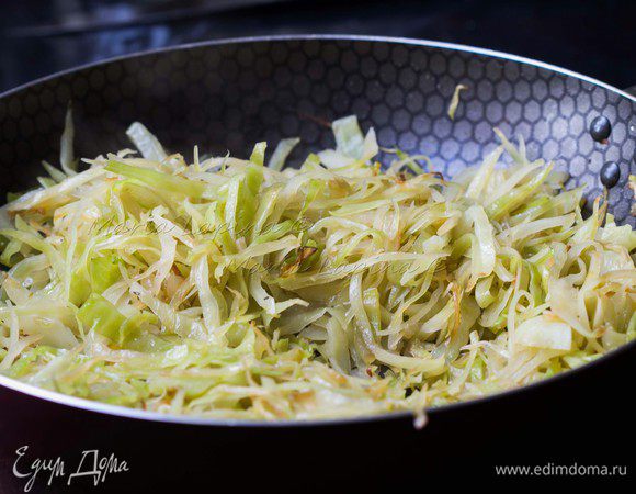 Добавим в сковороду капусту, обжарим её минут 5-10 пока она не станет мягкой и золотистой. Если потребуется, можно добавить ещё оливкового масла. Добавим соль, смесь перцев и любимые итальянские травы. Накроем крышкой, уменьшим огонь и оставим томиться до полной готовности минут 15-20. При необходимости добавьте немного воды. 