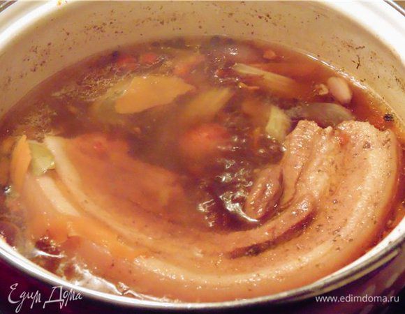 Далее достаньте грудинку из кастрюле и дайте не много остыть, что бы с ней дальше можно было работать.