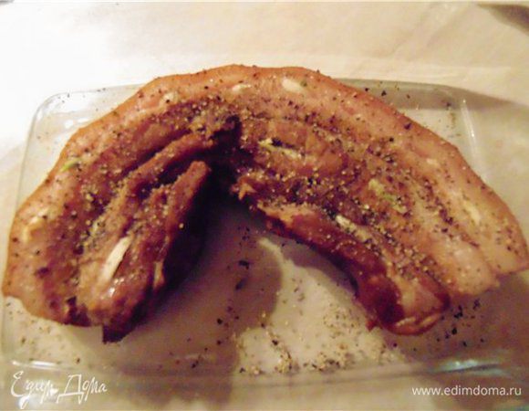 Далее обильно посыпьте ее свежемолотым черным перцем. Помассируйте, что бы перец, хорошо прилип и отправьте в духовку, разогретую до 180 градусов, примерно на 1 час.