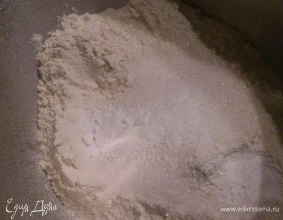 Просеять в миску муку, разрыхлитель, добавить соль и сахар