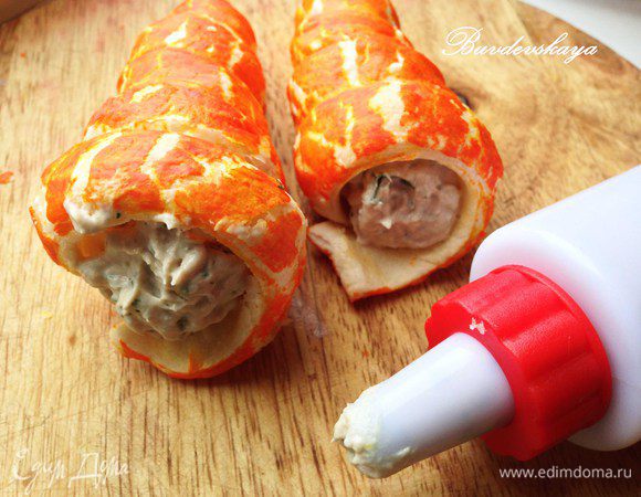 Выложить начинку в кондитерский шприц или мешок и начинить морковки. Сверху воткнуть по веточке петрушки. Выложить на красивую тарелку и подавать на стол ! ENJOY !