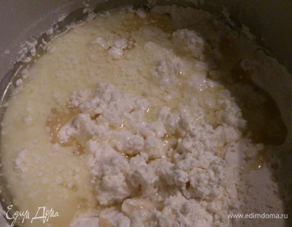 Влить масло и молоко , всыпать творог