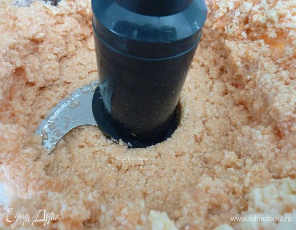 Разогреть духовку до средне высокой температуры (180°С).
В кухонном комбайне  взбить лосось , цветную капусту и яйцо.
