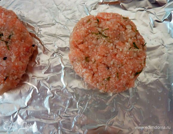 Сформировать влажными  руками котлетки  и положите на смазанный маслом продвинь (я дополнительно застилаю фольгой).